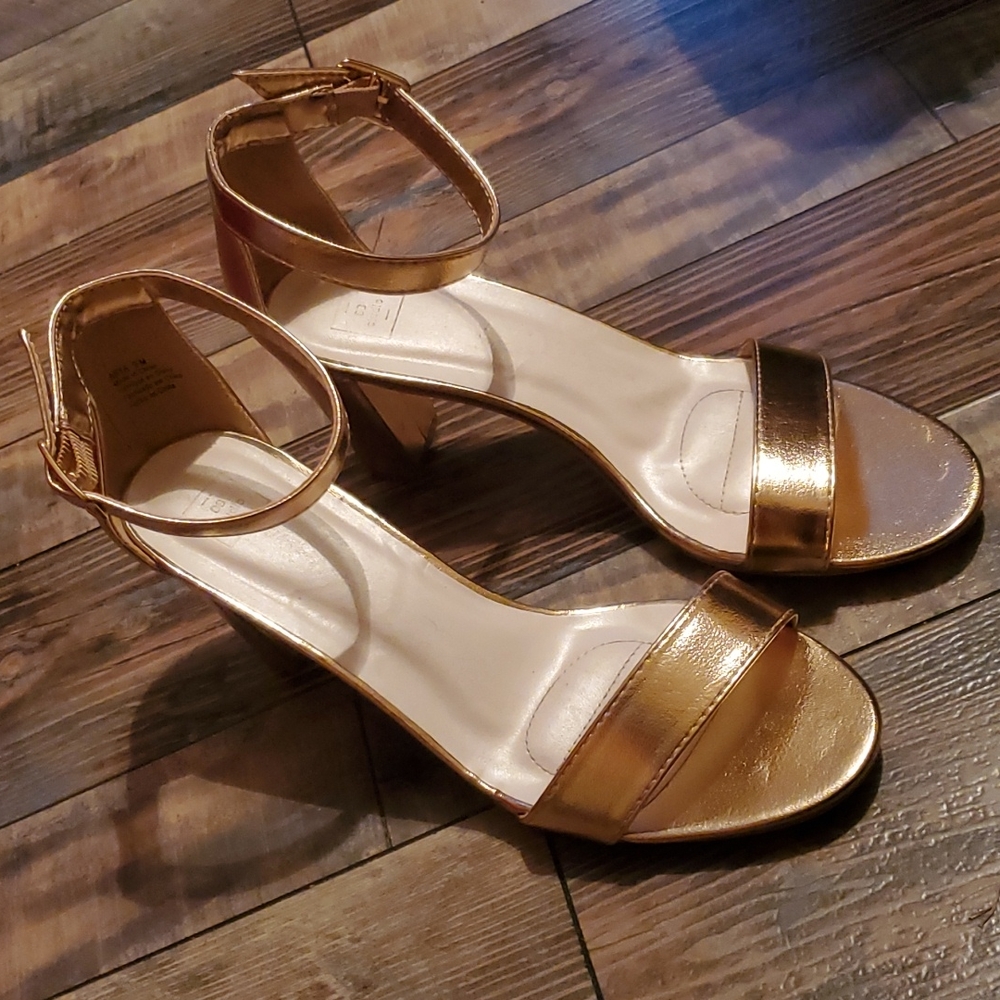 Rose gold, size 9, gently worn DB Studio heels
